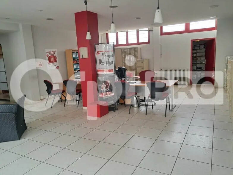 Bureau dans Montluçon à louer - Hall d’entrée – Image 3 sur 7