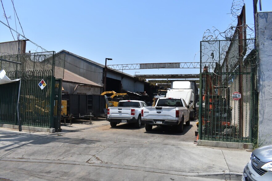 8705 Crocker St, Los Angeles, CA à louer - Photo de l’immeuble – Image 1 sur 15
