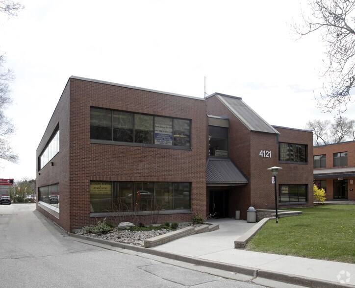 4121 Lawrence Ave, Toronto, ON à vendre - Photo de l’immeuble – Image 2 sur 2