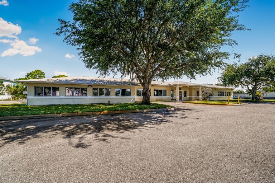 1601 NE Success Dr, Jensen Beach, FL à vendre - Photo de l’immeuble – Image 2 sur 18