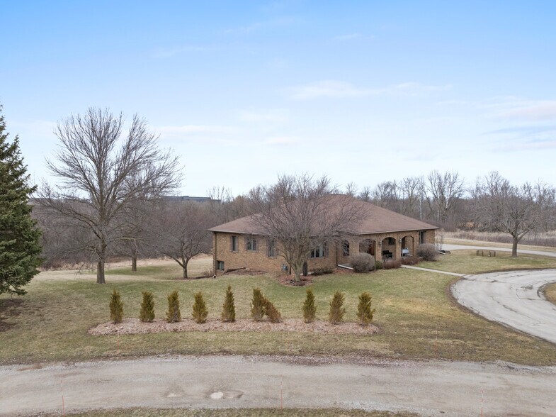2108 Lawrence Dr, De Pere, WI à vendre - Photo de l’immeuble – Image 1 sur 47