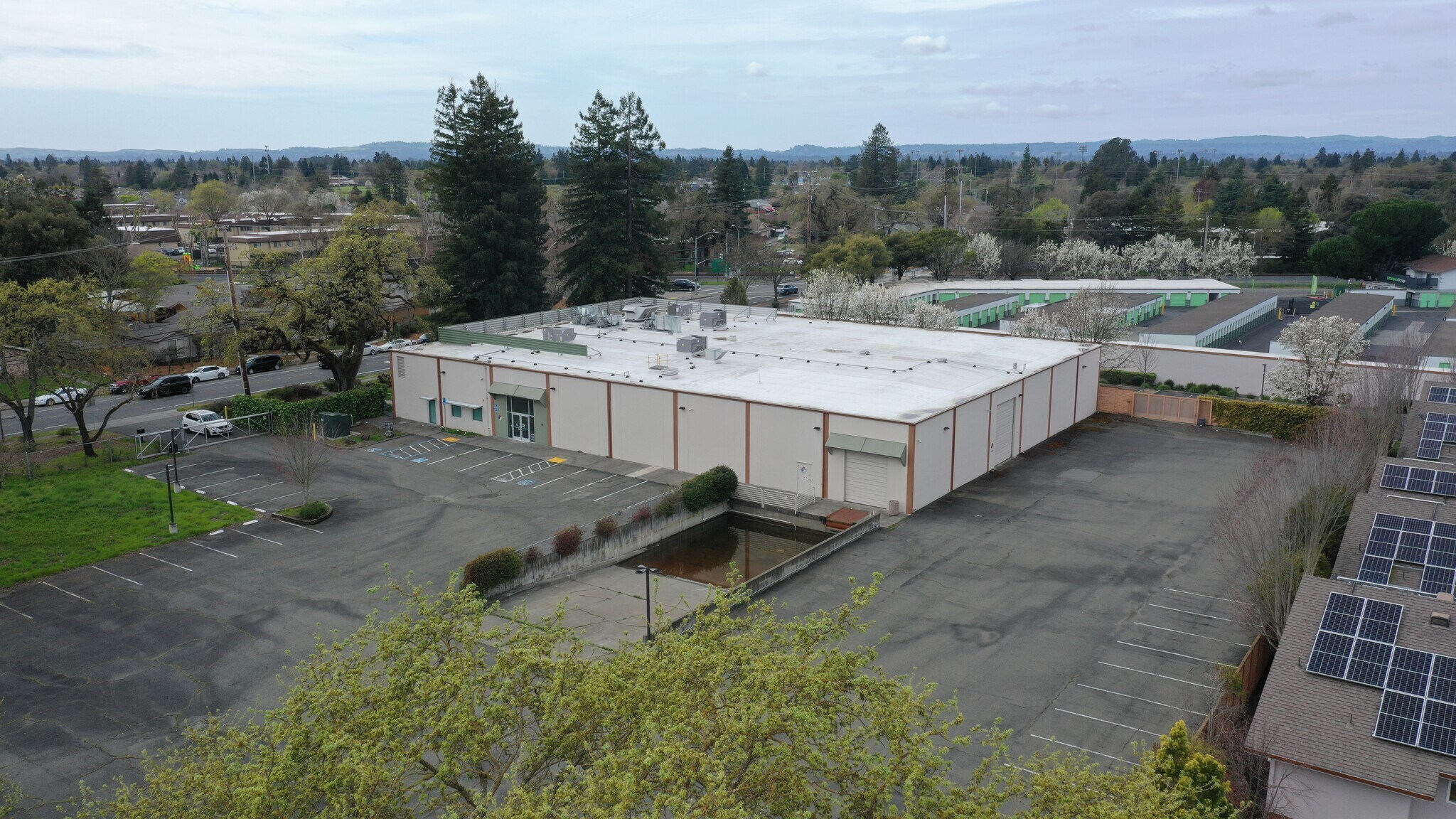 2049 W Steele Ln, Santa Rosa, CA à louer Photo de l’immeuble– Image 1 sur 15