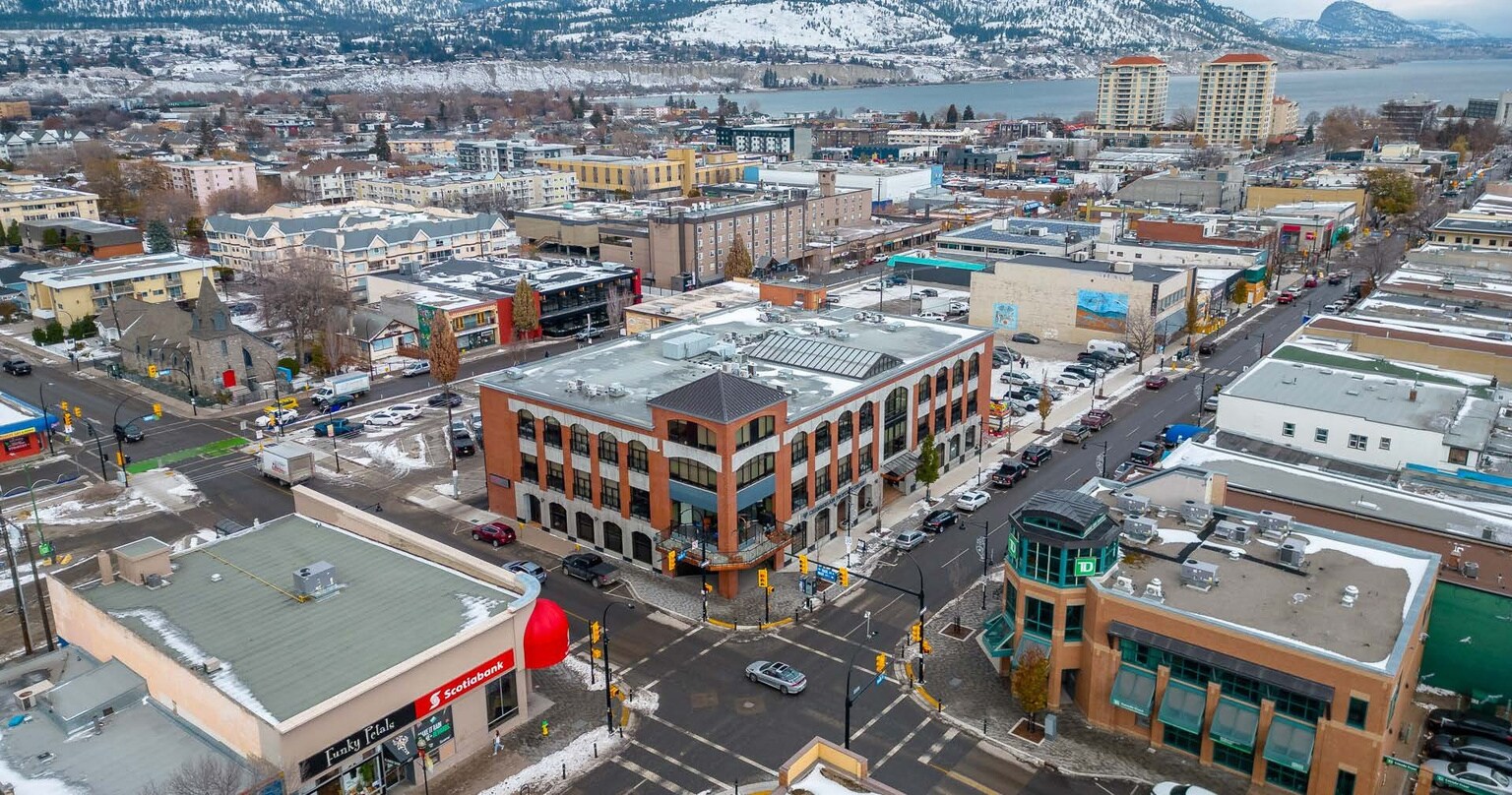 399 Main St, Penticton, BC à louer Photo de l’immeuble– Image 1 sur 17