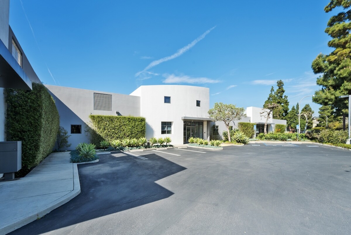 10567 Jefferson Blvd, Culver City, CA à louer Photo principale– Image 1 sur 26