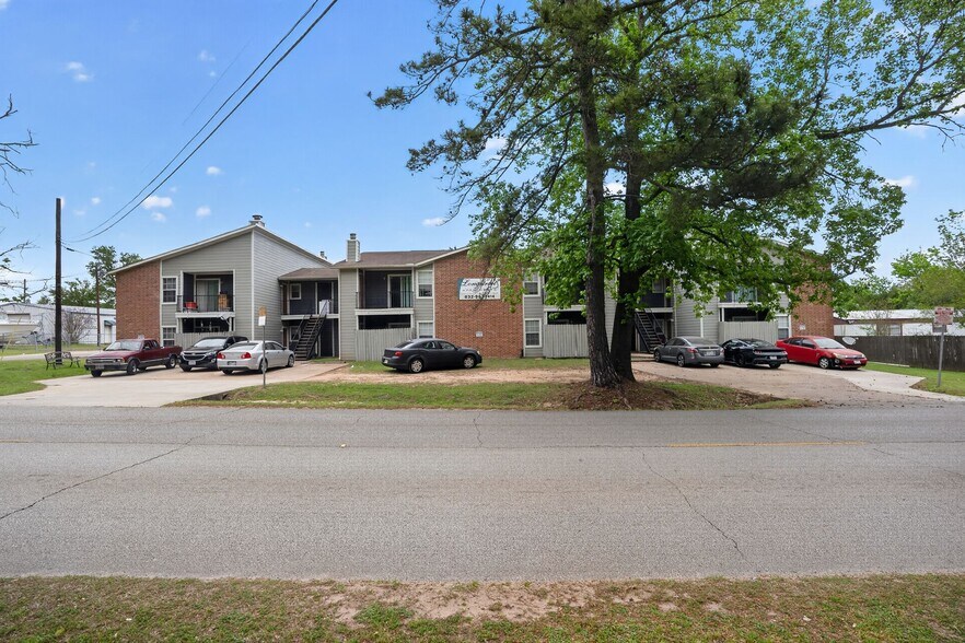214 Longstreet Rd, Willis, TX à vendre - Photo de l’immeuble – Image 3 sur 25