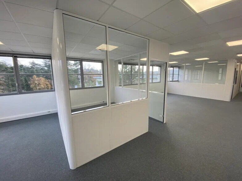 Bureau dans Saint-Genis-Laval à louer - Photo de l’immeuble – Image 3 sur 11