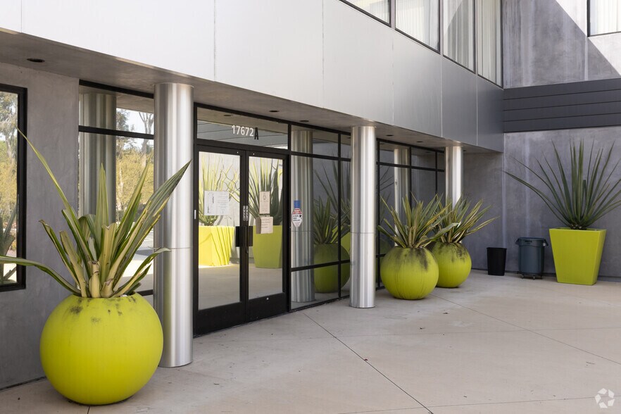 17672 Cowan, Irvine, CA à louer - Photo de l’immeuble – Image 2 sur 12