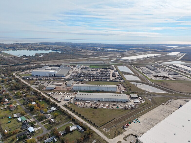 1411 Transport Dr, Baytown, TX à louer - Photo de l’immeuble – Image 3 sur 15