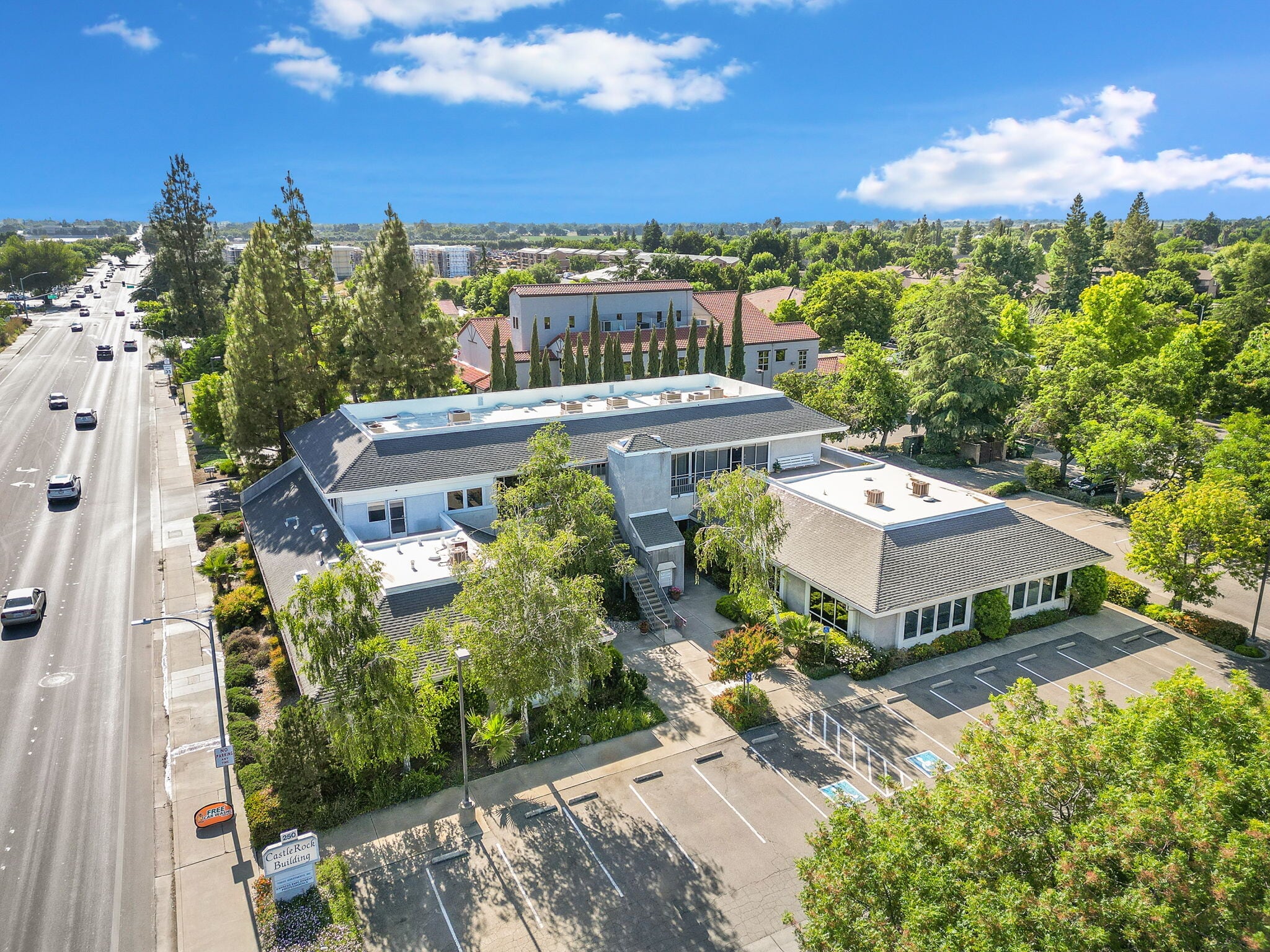 250 W Main St, Woodland, CA à louer Photo principale– Image 1 sur 64