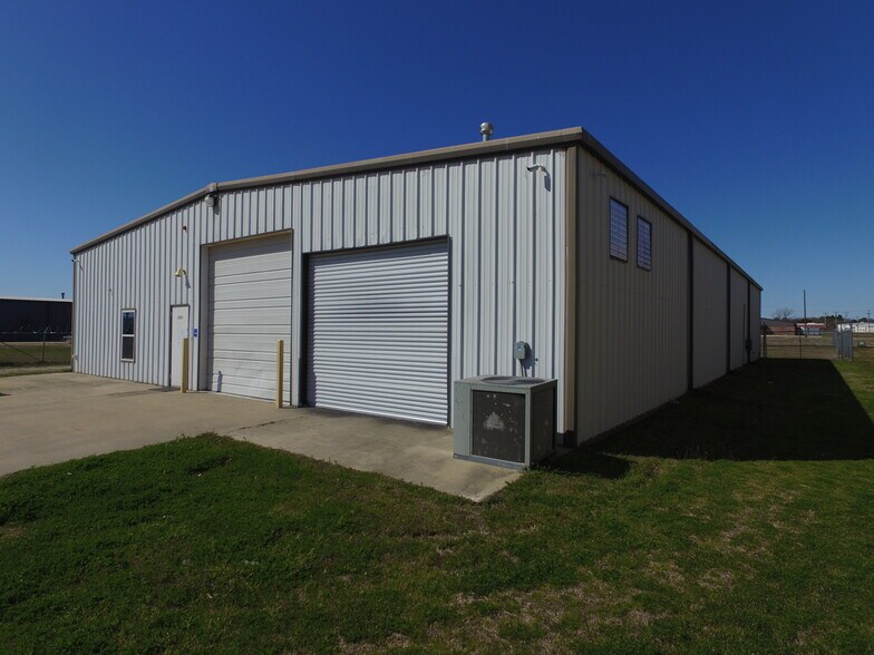 1200 Foundation Dr, Pilot Point, TX à louer - Photo principale – Image 1 sur 11