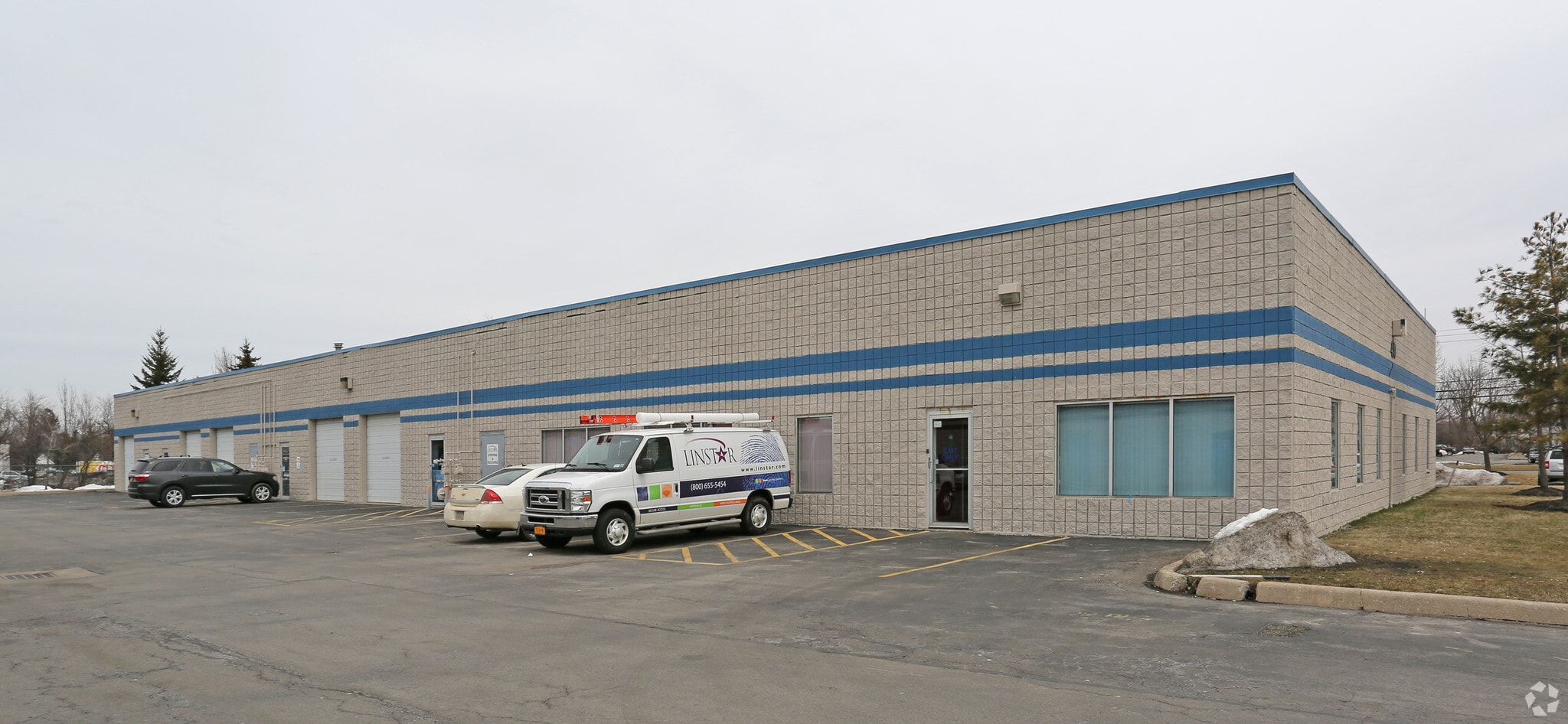 430 Lawrence Bell Dr, Amherst, NY à louer Photo principale– Image 1 sur 6