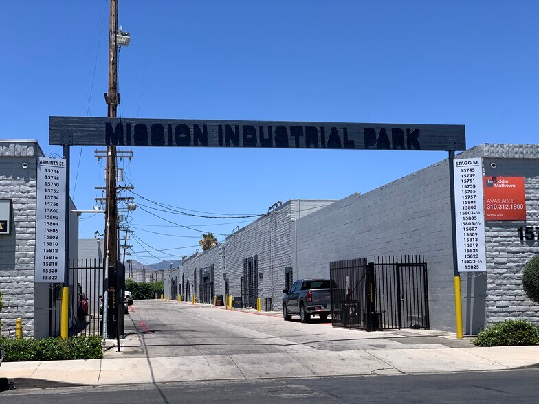 15754-15756 Arminta St, Van Nuys, CA à louer - Photo de l’immeuble – Image 2 sur 29