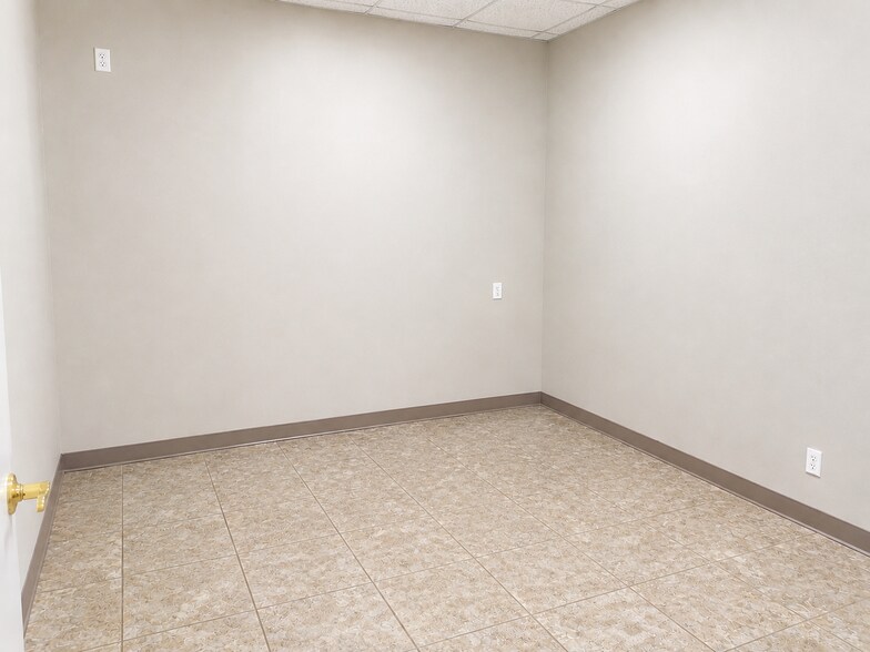 10801 Brooklet Dr, Houston, TX à louer - Photo de l’immeuble – Image 3 sur 16