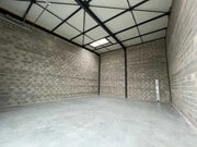 Espace intérieur spacieux et lumineux, idéal pour des projets variés.