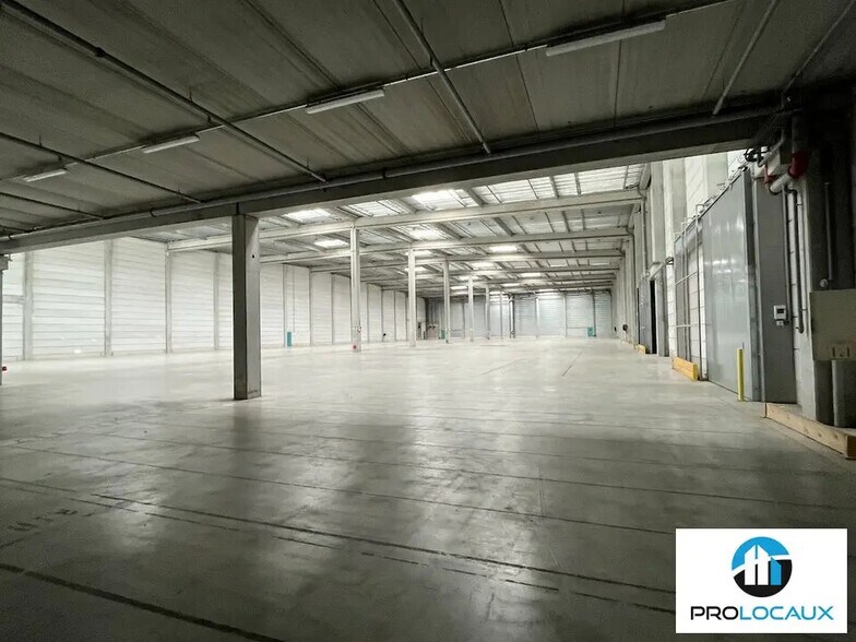 Industriel/Logistique dans Rivecourt à louer - Photo de l’immeuble – Image 1 sur 5