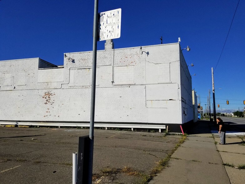 13016 Mack Ave, Detroit, MI à vendre - Photo de l’immeuble – Image 2 sur 4