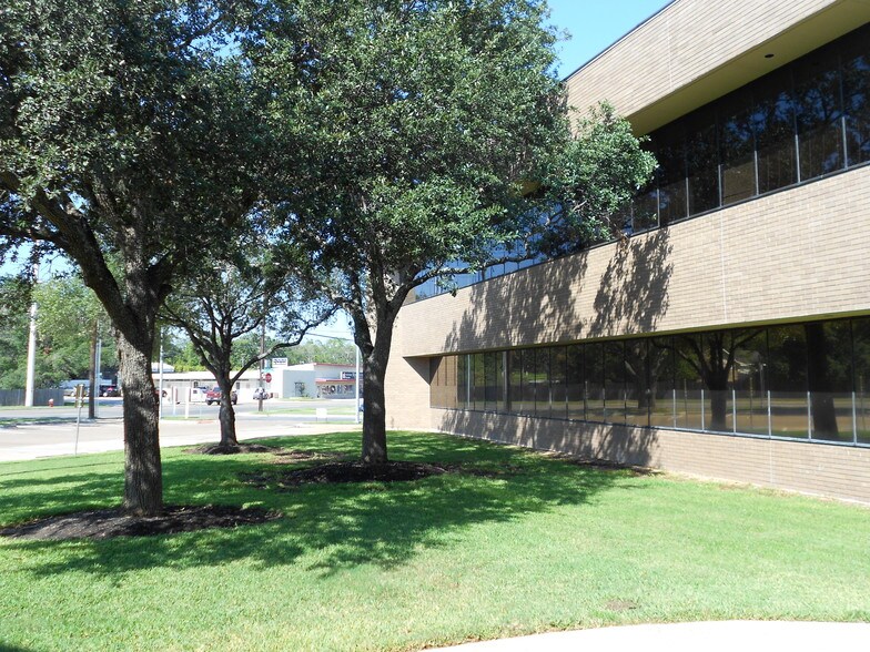 3833 S Texas Ave, Bryan, TX à louer - Photo de l’immeuble – Image 2 sur 14