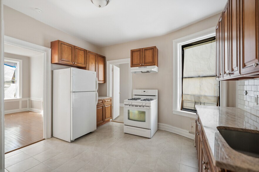 596 Wyona St, Brooklyn, NY à vendre - Photo de l’immeuble – Image 3 sur 26