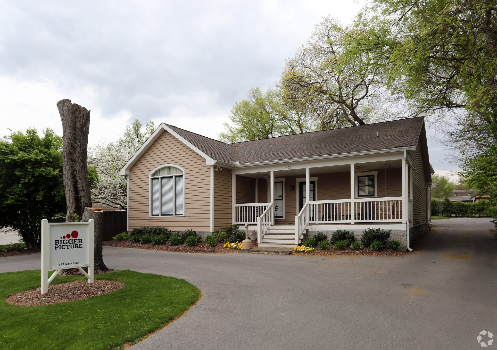 437 E Iris Dr, Nashville, TN à louer Photo principale– Image 1 sur 4