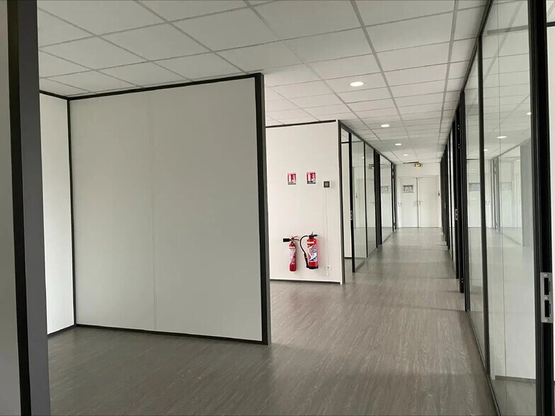Local d’activités dans Cergy à louer - Photo de l’immeuble – Image 3 sur 7