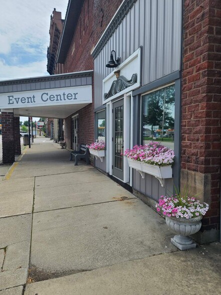 33 Public Sq, Andover, OH à vendre - Photo de l’immeuble – Image 2 sur 45