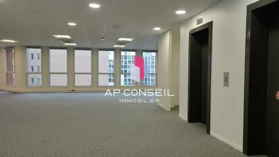 Bureau dans Montigny-le-Bretonneux à louer - Photo de l’immeuble – Image 2 sur 7