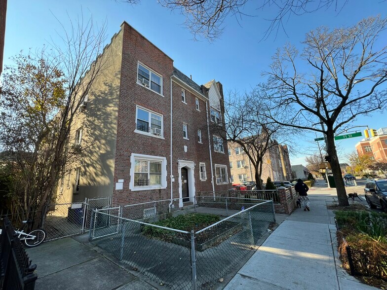 7102 34th Ave, Jackson Heights, NY à vendre - Photo de l’immeuble – Image 2 sur 23