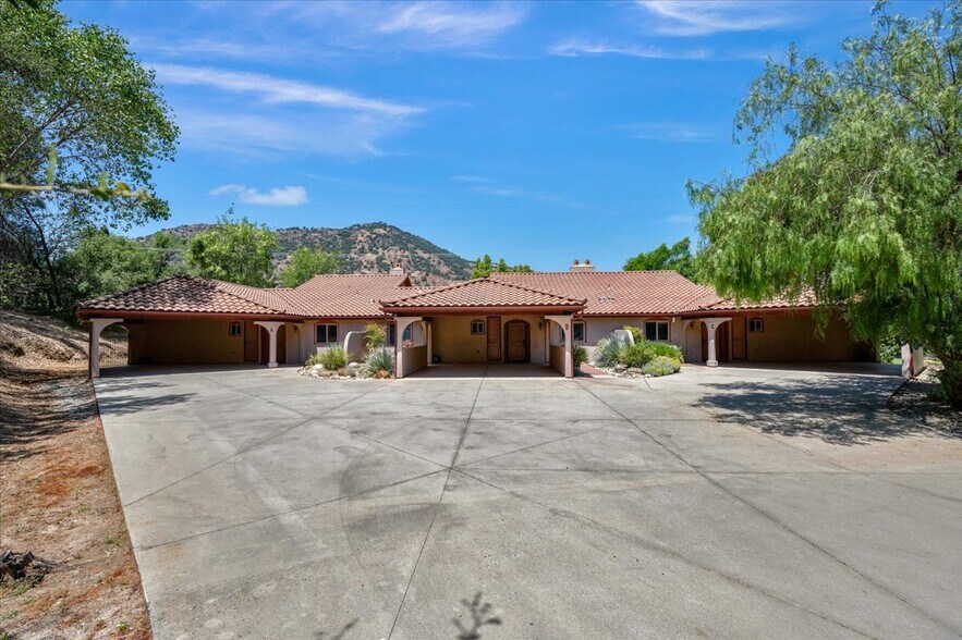 29673 Rock Creek Dr, Three Rivers, CA à vendre - Photo principale – Image 1 sur 34