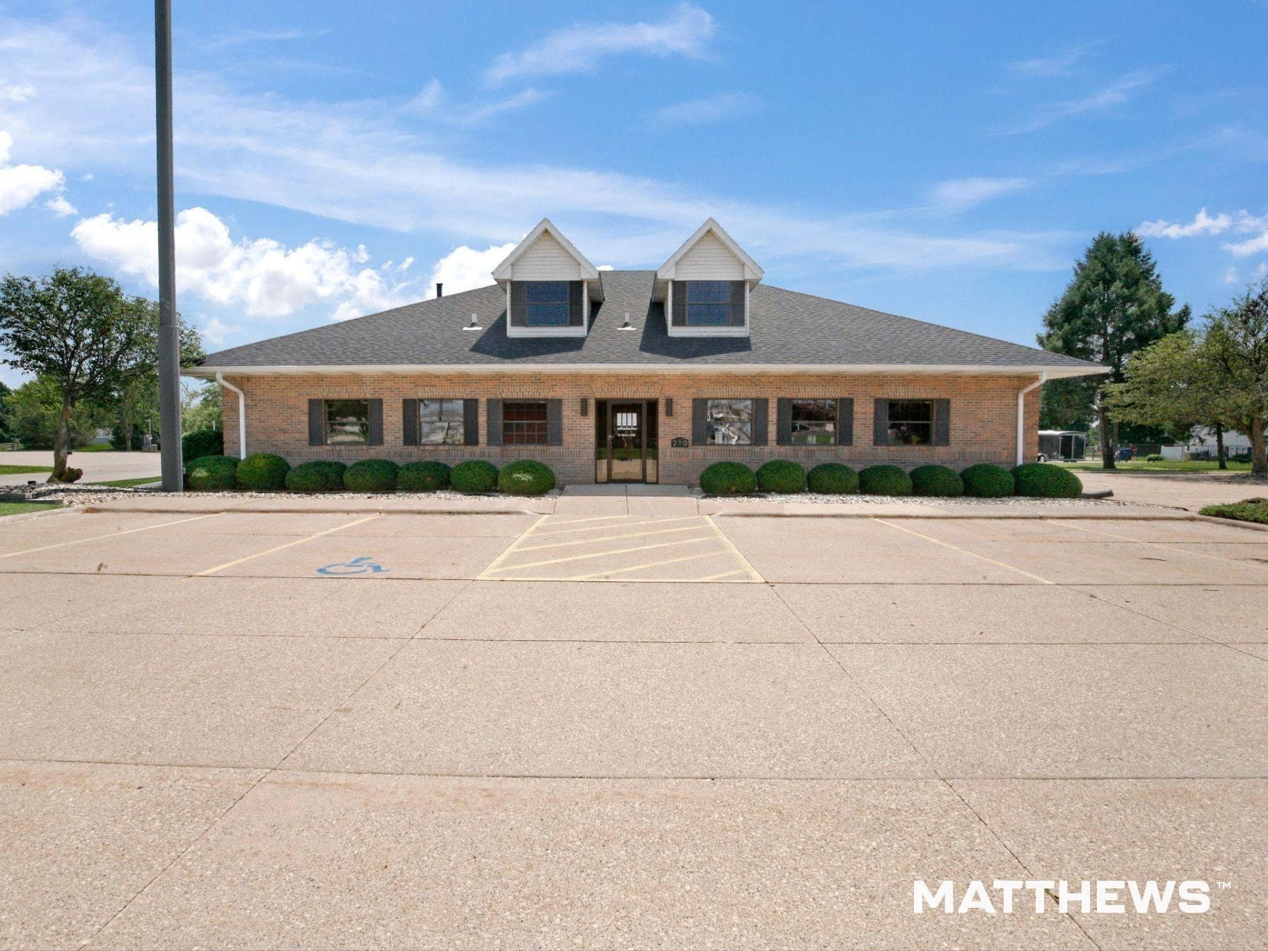210 S 9th Ave, Eldridge, IA à vendre Photo principale– Image 1 sur 4