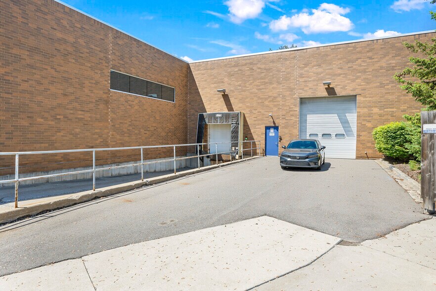 47632 Halyard Dr, Plymouth, MI à louer - Photo de l’immeuble – Image 3 sur 11