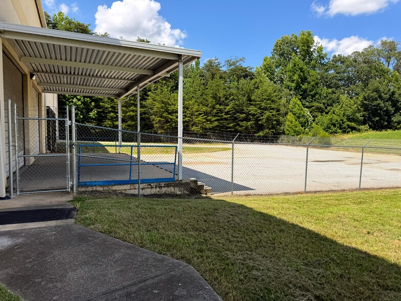 8016 Thorndike Rd, Greensboro, NC à louer - Photo de l’immeuble – Image 3 sur 6