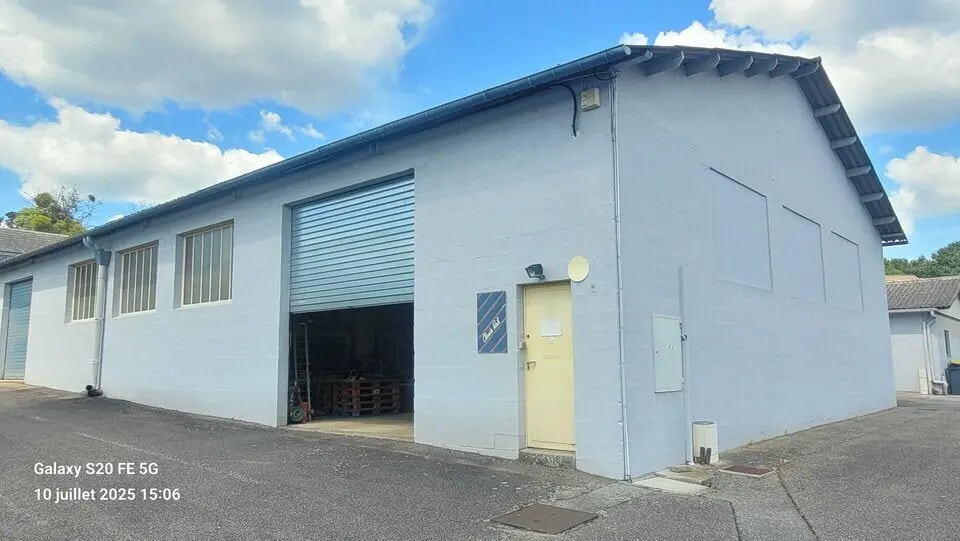 Local d’activités dans Oissel à louer - Photo de l’immeuble – Image 1 sur 7