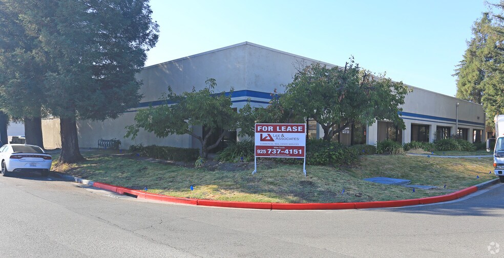 7087 Commerce Cir, Pleasanton, CA à louer - Photo de l’immeuble – Image 3 sur 4