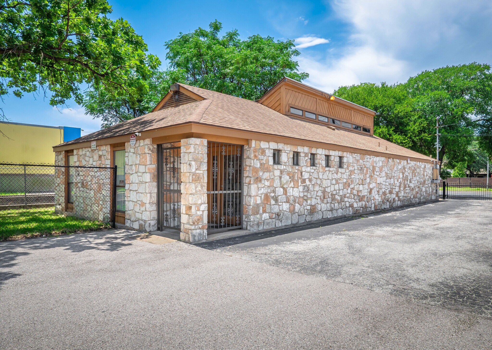4409 Menchaca Rd, Austin, TX à vendre Photo de l’immeuble– Image 1 sur 37
