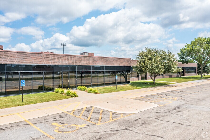 4102 114th St, Urbandale, IA à louer - Photo de l’immeuble – Image 1 sur 7