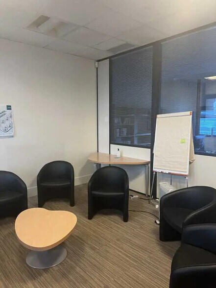 41/43 Avenue Du Centre, Montigny-le-Bretonneux à louer - Photo de l’immeuble – Image 3 sur 10