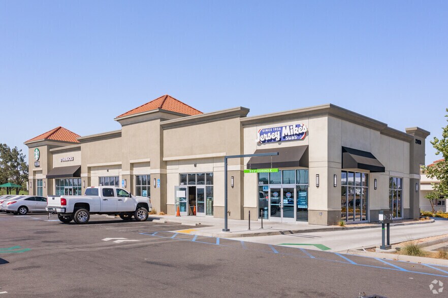NEC Van Buren Blvd, Riverside, CA à louer - Photo principale – Image 1 sur 11