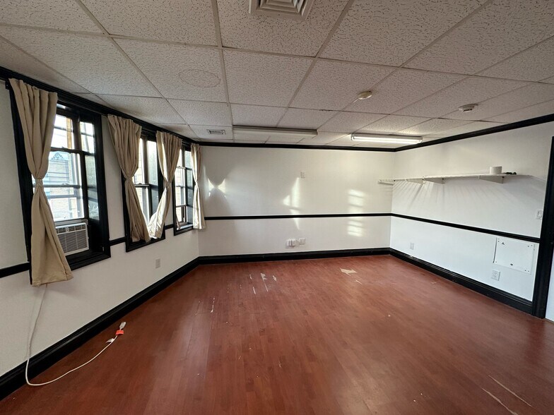 690 Broadway, Massapequa, NY à louer - Photo intérieure – Image 2 sur 4