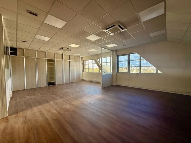 Plus de détails pour Bureau, Industriel/Logistique à louer