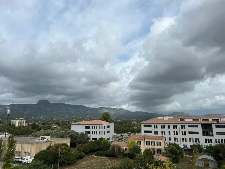 Bureau dans Aubagne à vendre - Photo de l’immeuble – Image 2 sur 5