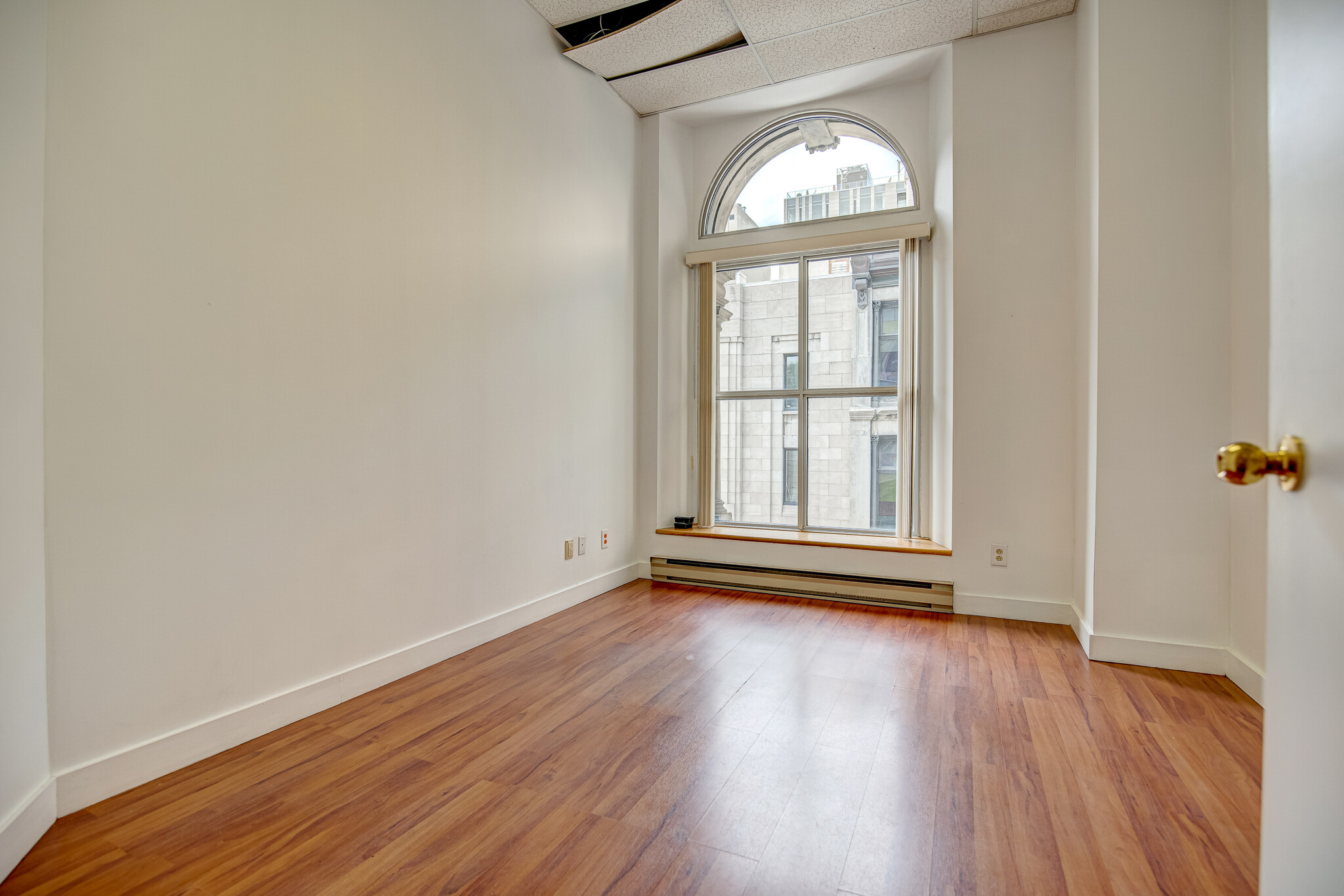 200-212 Rue Notre-Dame O, Montréal, QC à louer Photo intérieure– Image 1 sur 16