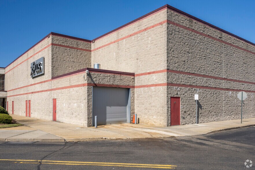 1001 Broad Hollow Rd, Farmingdale, NY à vendre - Photo de l’immeuble – Image 2 sur 8