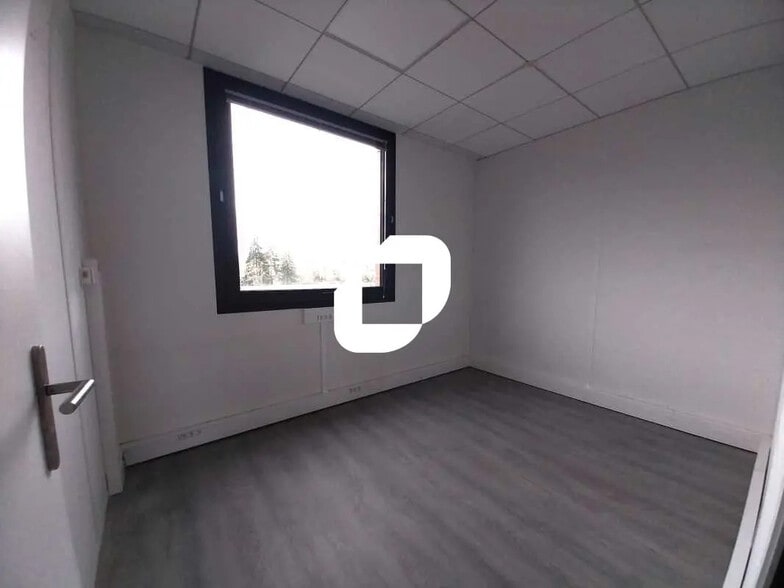 Bureau dans Montigny-le-Bretonneux à vendre - Photo de l’immeuble – Image 3 sur 9