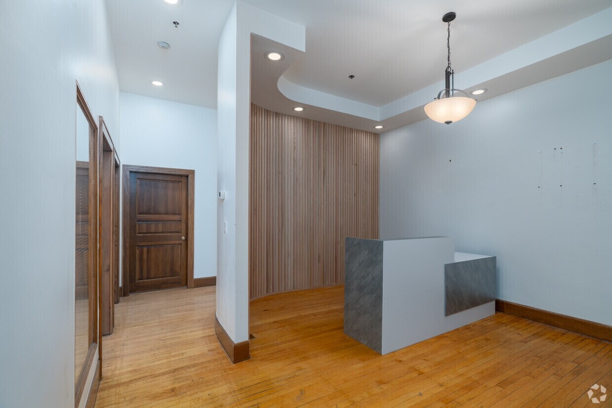 92 High St, Medford, MA 02155 - Lot T2 -  - Photo intérieure - Image 2 of 8