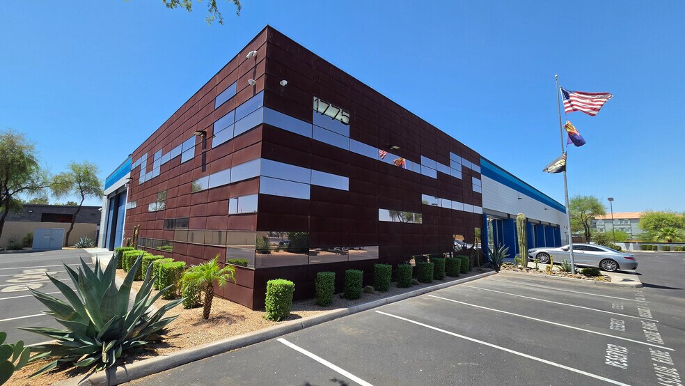 1775 E University Dr, Tempe, AZ à louer - Photo de l’immeuble – Image 2 sur 26