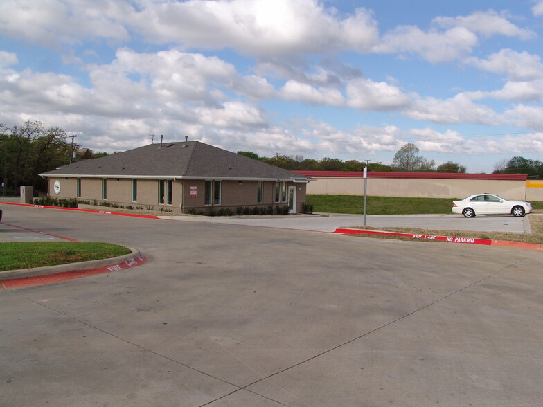 1609 Circle Ln, Bedford, TX à vendre - Photo de l’immeuble – Image 3 sur 4