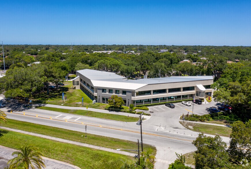 2240 Belleair Rd, Clearwater, FL à louer - Photo de l’immeuble – Image 2 sur 7