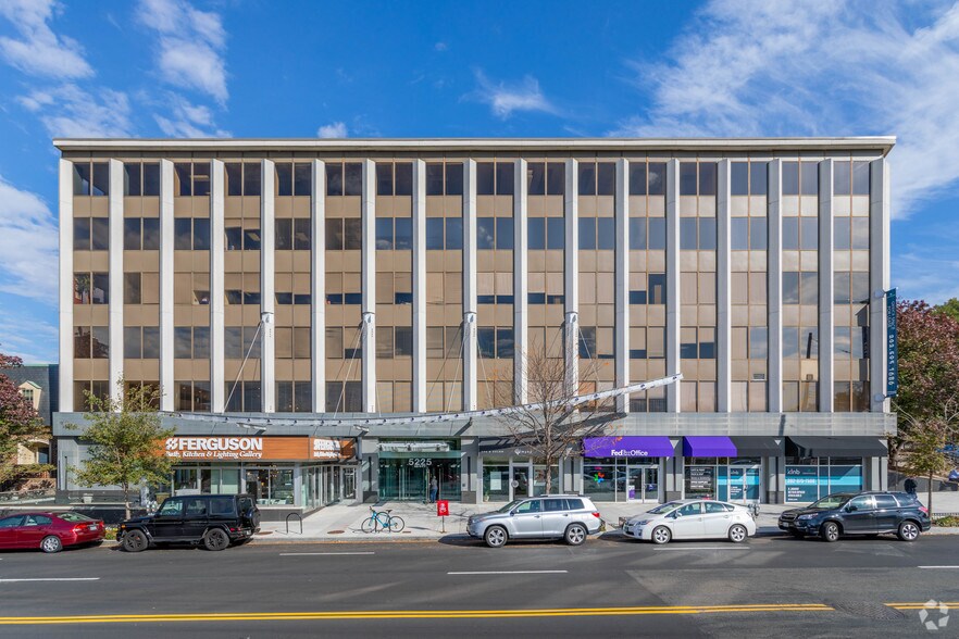 5225 Wisconsin Ave NW, Washington, DC à louer - Photo de l’immeuble – Image 3 sur 23
