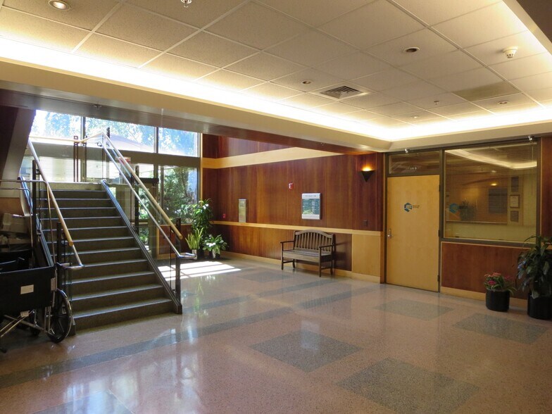 920 Country Club Rd, Eugene, OR à louer - Photo de l’immeuble – Image 3 sur 8