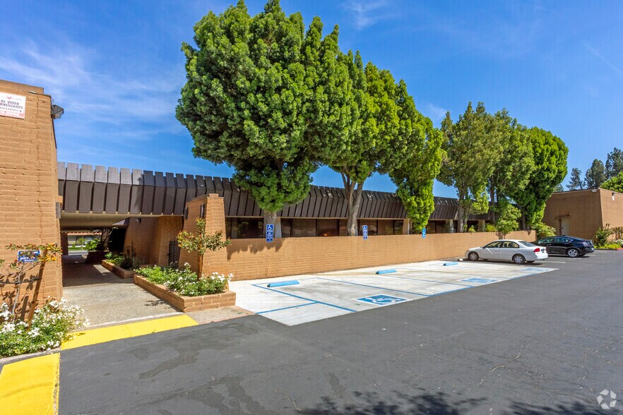 5151 N Palm Ave, Fresno, CA à louer - Photo de l’immeuble – Image 2 sur 32